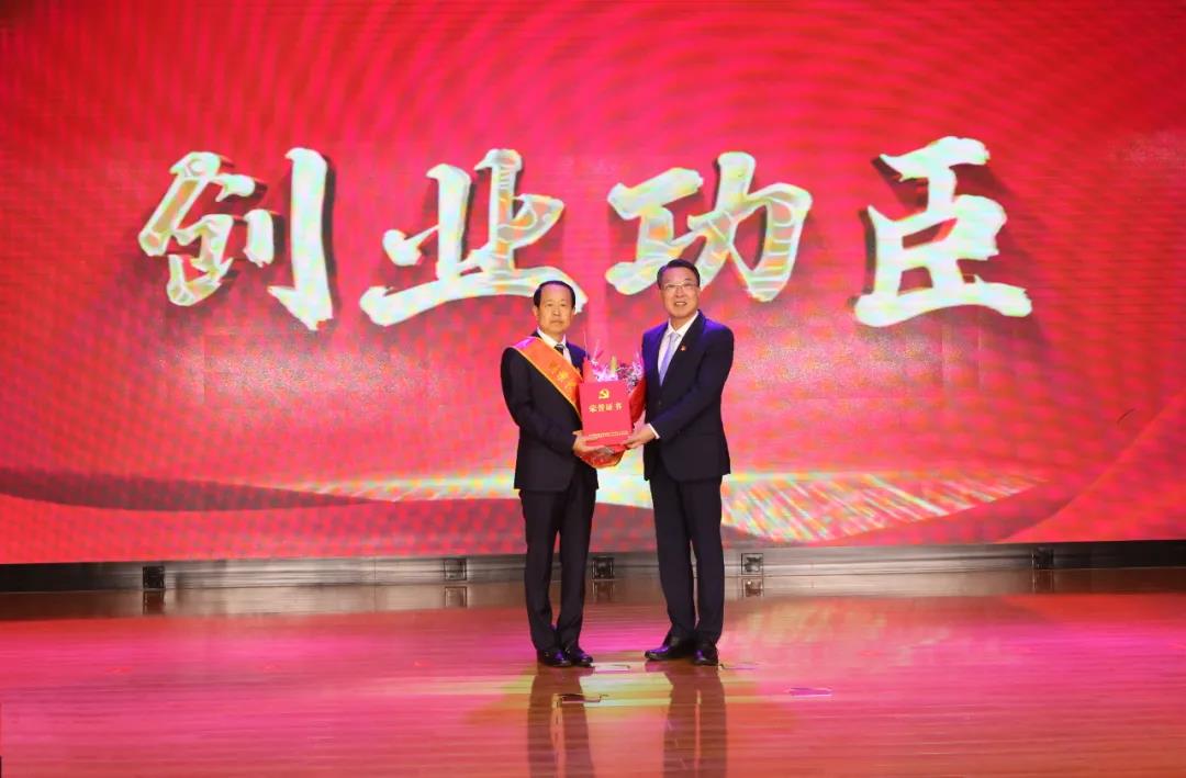 聯(lián)橋集團(tuán)黨委書(shū)記、董事長(zhǎng)慕镕鍵被授予威海高新區(qū)建區(qū)30周年十大“創(chuàng)業(yè)功臣”稱號(hào)