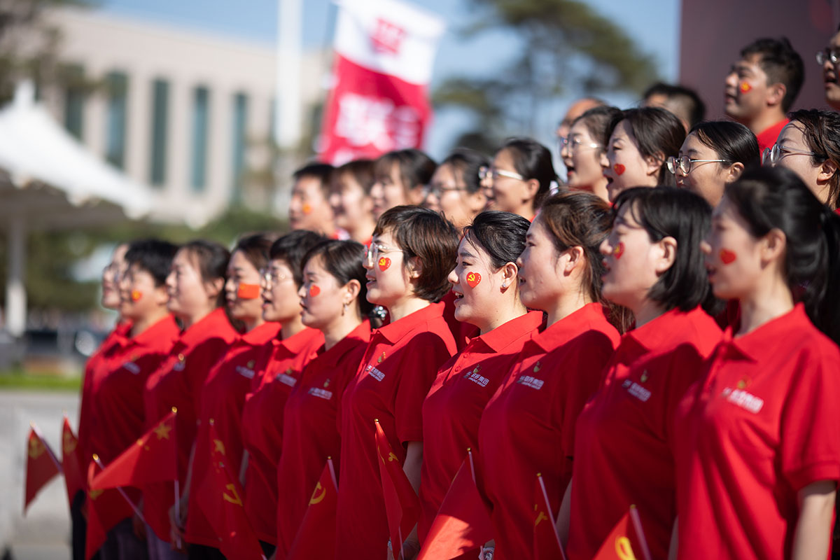 光耀先鋒·致敬力量—近200名黨員齊聚一堂，以唱紅歌的形式，致敬崢嶸歲月，獻(xiàn)禮百年征程，歌唱美好新時(shí)代，慶祝建黨100周年