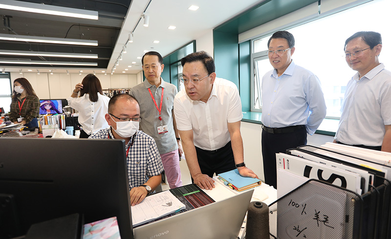 威海市委副書(shū)記、代市長(zhǎng)閆劍波到聯(lián)橋集團(tuán)調(diào)研