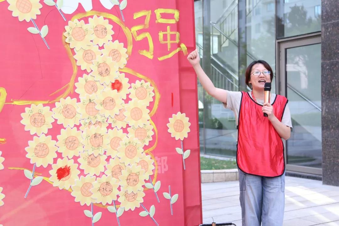 光耀先鋒“新新”向榮—總部黨支部：你們?cè)谇熬€全力沖擊，我們?cè)诤蠓饺谋Ｕ虾头?wù)，攜手前行，變得更強(qiáng)！